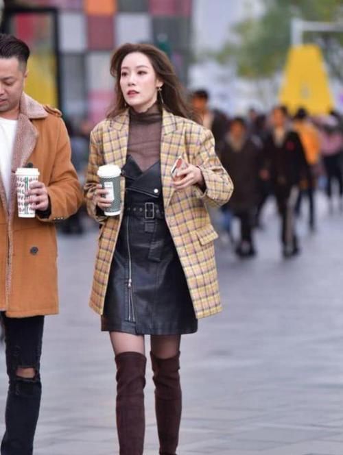  「长款」街拍：雪肤花貌的美女，一件白色的长款外套，时尚清新气质迷人