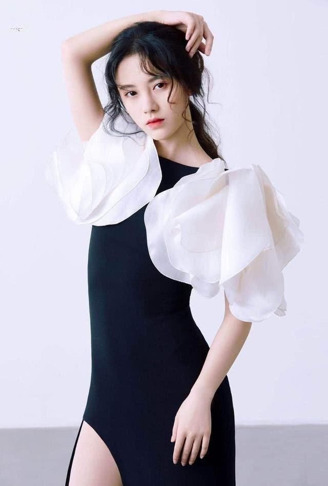 鞠婧祎嫌短裤不够短，故意在腿根剪掉两块布，网友：安全裤都露了