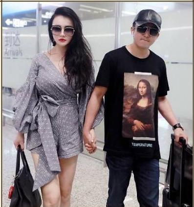 冉莹颖穿深V装现身，却频频用手遮挡事业线，网友：敢穿不敢露啊