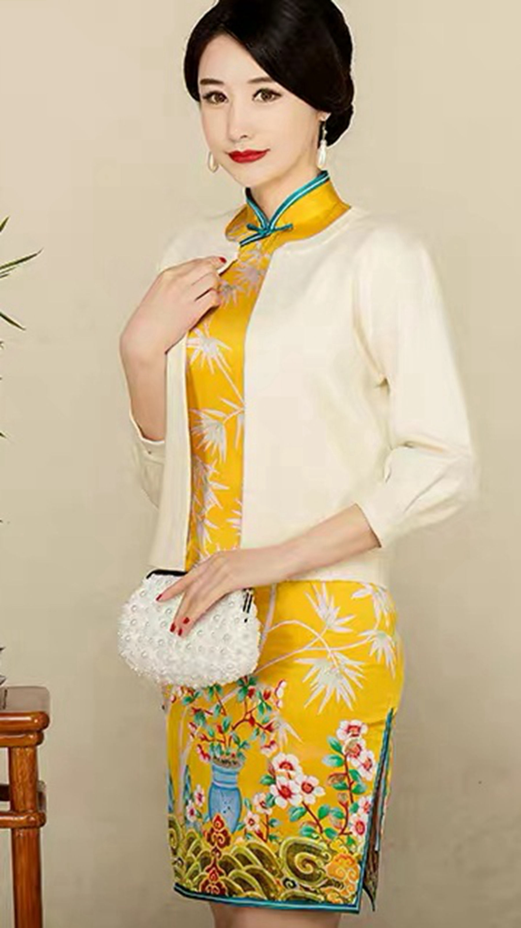 一款非常亮眼的精品真丝旗袍，短款中式礼服，金黄色彰显高贵端庄