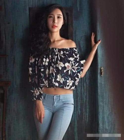 紧身牛仔裤搭配高跟凉鞋，显得时髦感爆棚，绝对给你不一样的惊喜