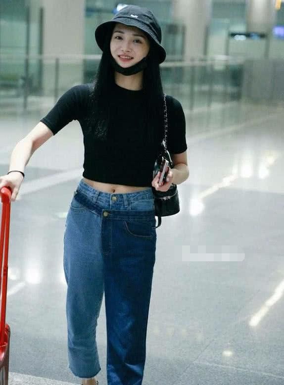 周洁琼的未修图曝光！裙子莫名其妙丢失了一块，没P的腿就这样？