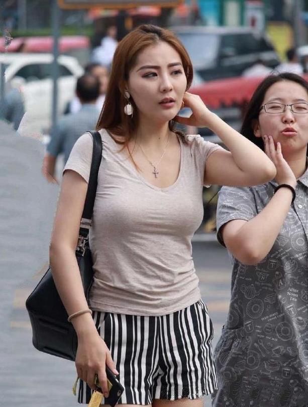 温婉的打底裤美女，大秀腿部的优美线条，尽显丰腴女神魅力！