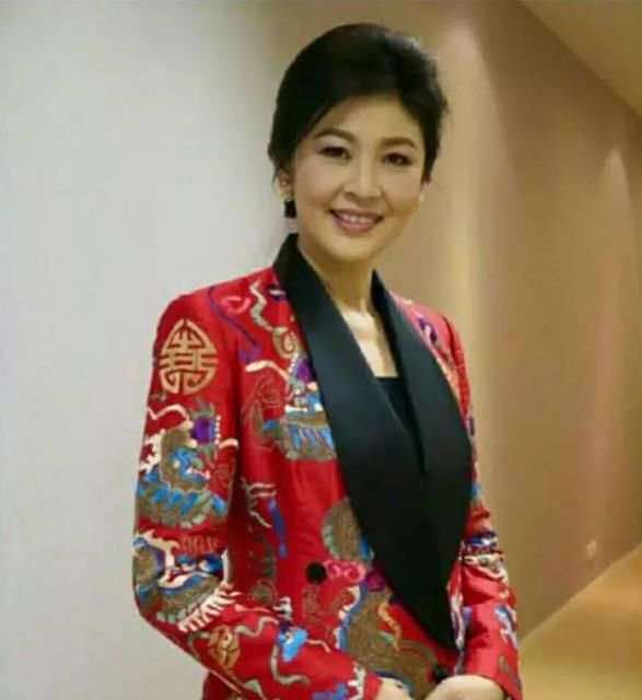 泰国美女总理英拉:白皙细嫩脚丫很吸引人,大红色唐装太抢眼了!