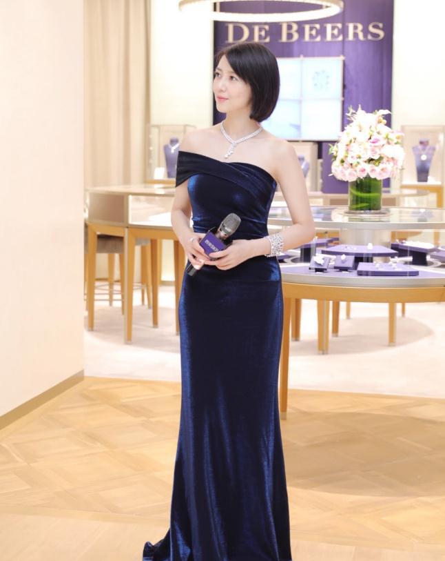 高圆圆又双叒叕换新发型美成18岁，但却因为穿了这件衣服被说又老