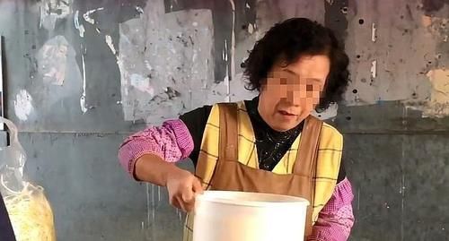  油炸@怪大娘卖“人气”早餐，人均10元随你吃，食客：她就不卖给小学生