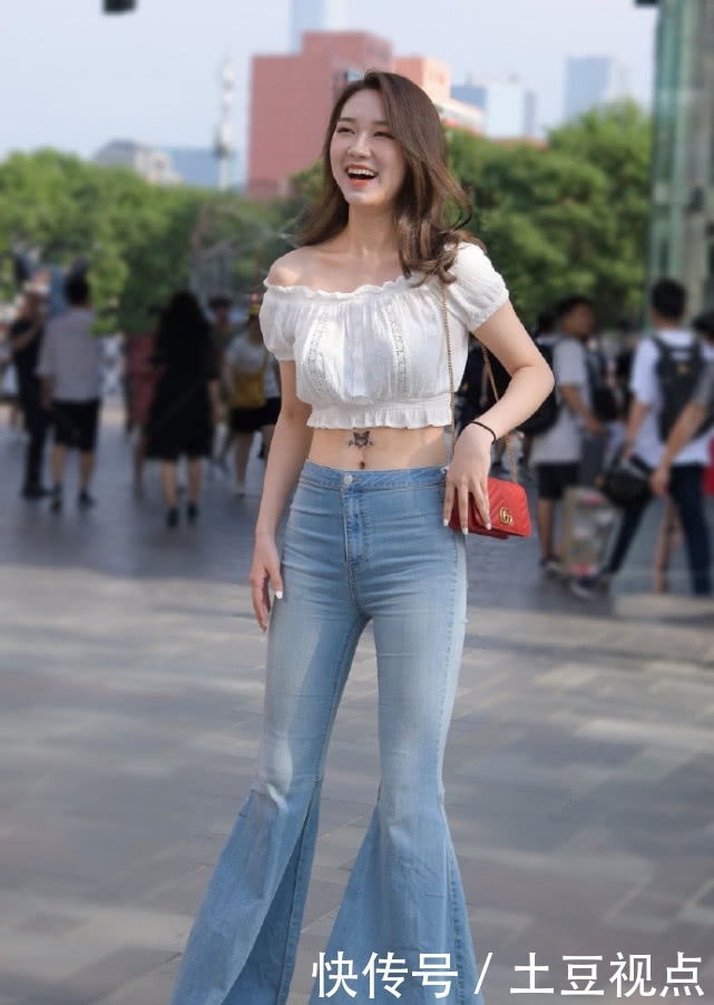 「 美女」加上喇叭设计,美得高挑出众!,美女街拍:微胖小姐姐爱穿牛仔裤