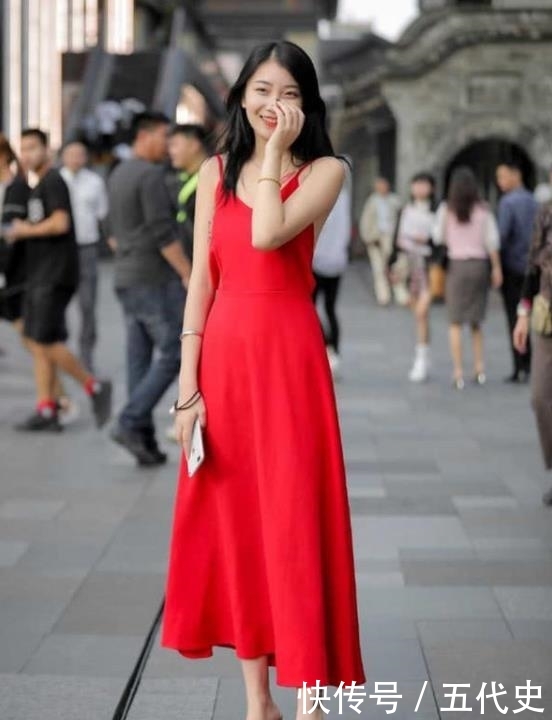 红色:街拍:面带笑容的小姐姐,一条红色的连衣裙,时尚美丽大方气息
