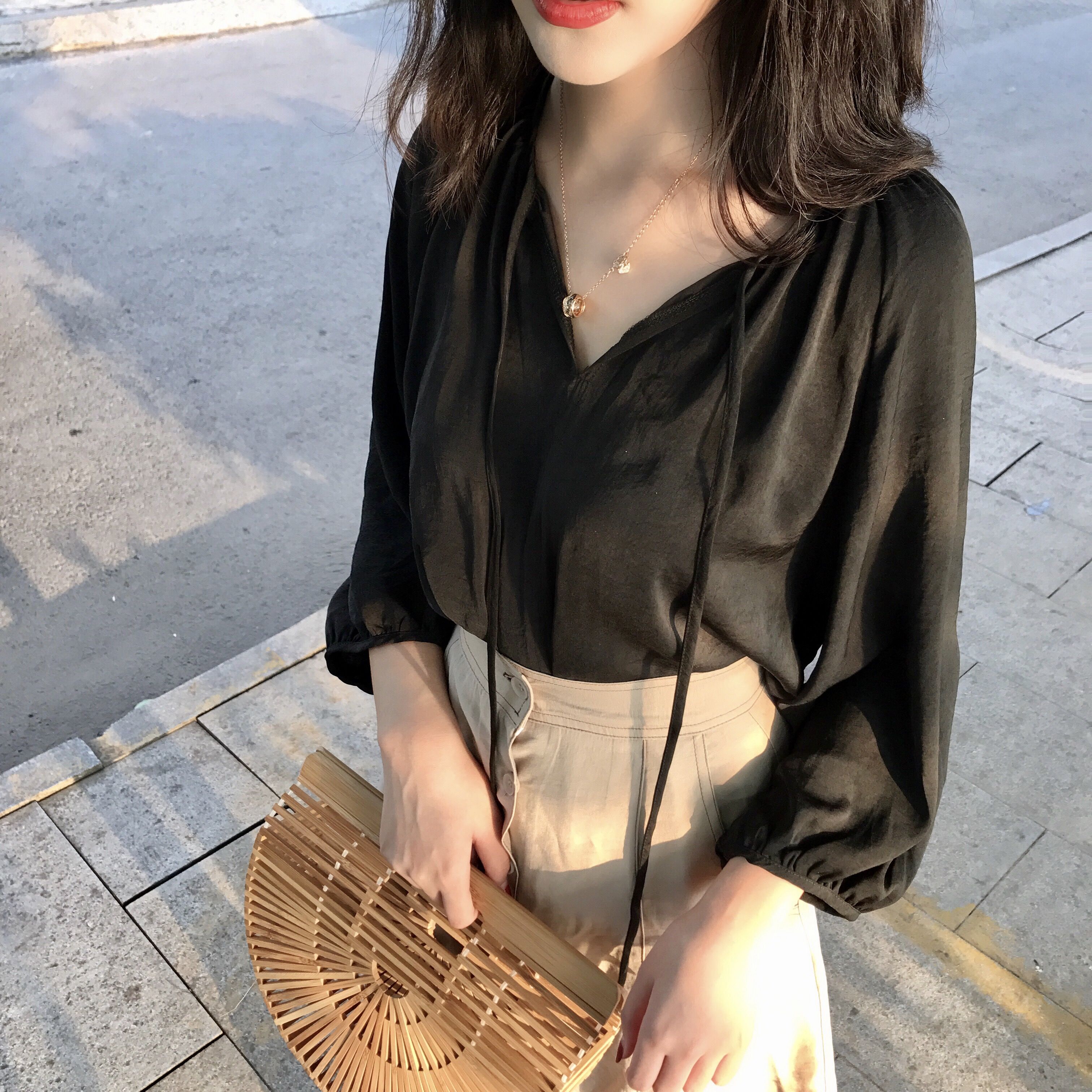 小姐姐还在犹豫穿什么,别犹豫了看看下面,在犹豫过冬了