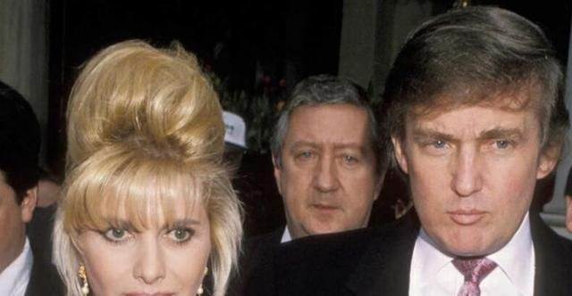 伊万卡的生母现身街头，大胆的着装吸引人们的眼球！