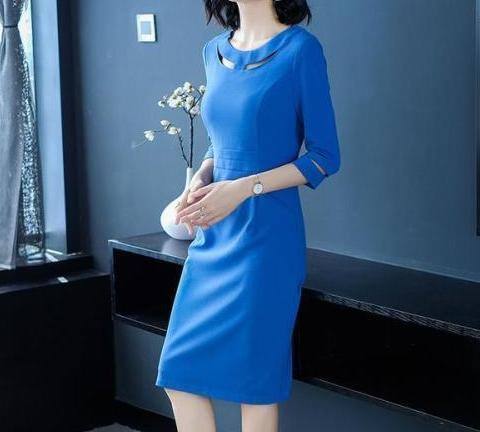 女人若是不差钱的话，初秋穿秋裙＋尖头鞋，洋气时髦显美嫩！