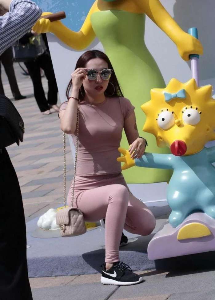 街拍: 线条明显的紧身裤辣妈, 穿和不穿没区别