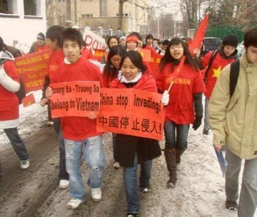 写“不欢迎中国人”，并对中国游客拳打脚踢，现在报应总算来了