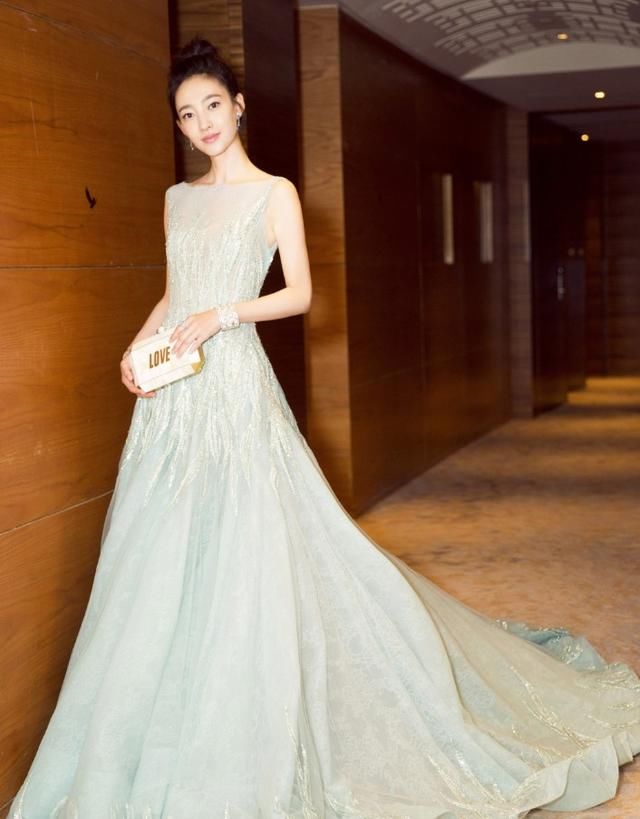 王丽坤一袭蓝裙很美艳，包上写着“love”，这是林更新送的吧！