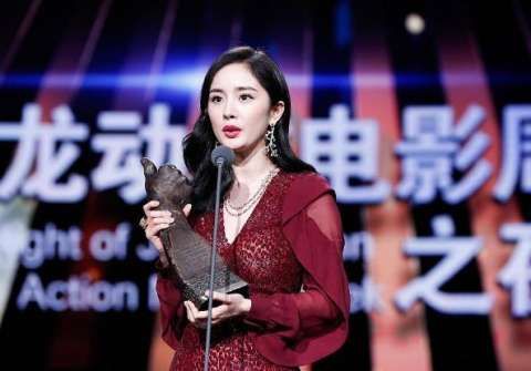 同穿紫色深v裙,杨幂女人味满满,Angelababy性