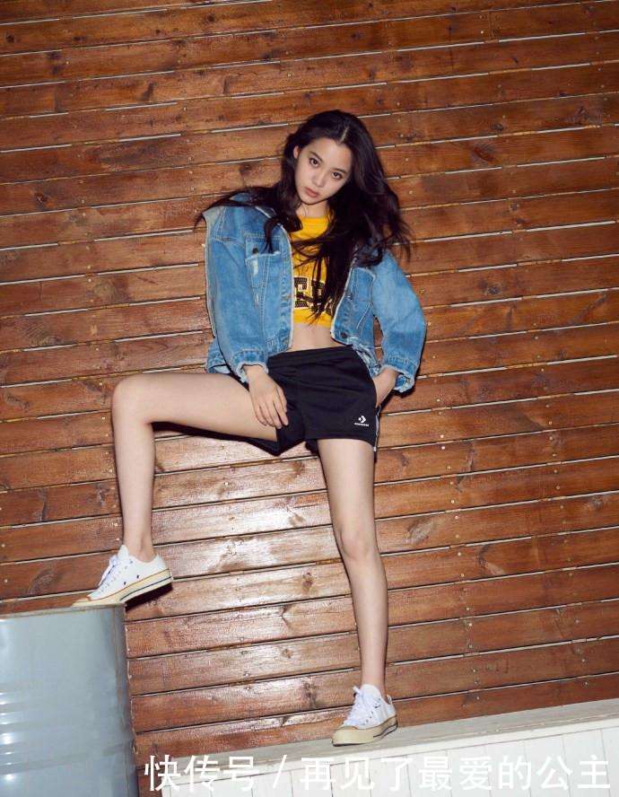 18岁欧阳娜娜素颜现身机场,离开修图化妆的她竟惊艳全场