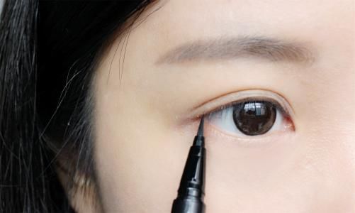 聪明女人睡前抹点它，省时效果还翻十倍，不出七天紧致眼周显年轻