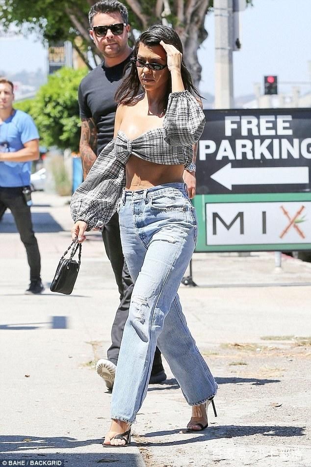 卡戴珊大姐穿蓝色高腰牛仔裤拉高身材，上衣的布料真是少到可怜！