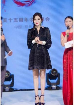 赵薇绝对不止瘦了10斤，大长腿都出来了，网友：不像42岁像22岁！