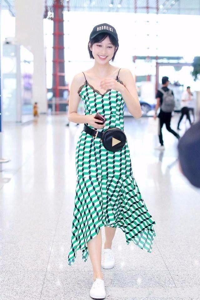 张俪这么瘦，怎么也有赘肉？网友：这裙子谁穿都显小肚子！