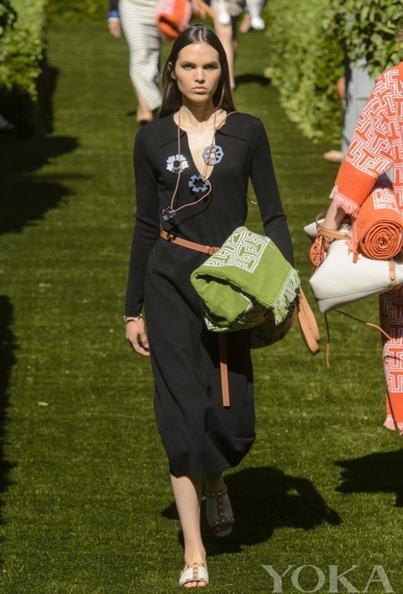 舒适、时尚、显腿长!这个夏天，时髦界都在pick澡堂拖!