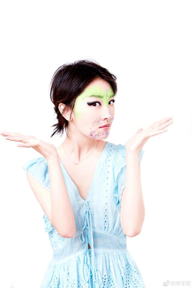 周冬雨尴尬了!身着粉色深V长裙暴露娇小身材,网友:胸去哪儿?