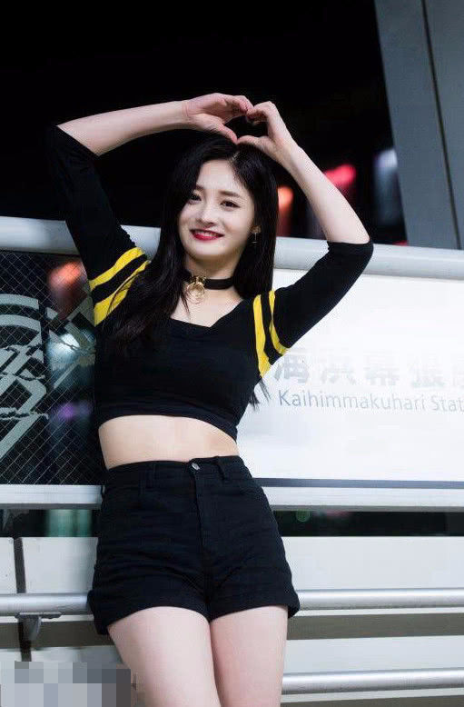 火箭少女傅菁与周洁琼同穿黑色露脐装，网友：小蛮腰水蛇腰的区别