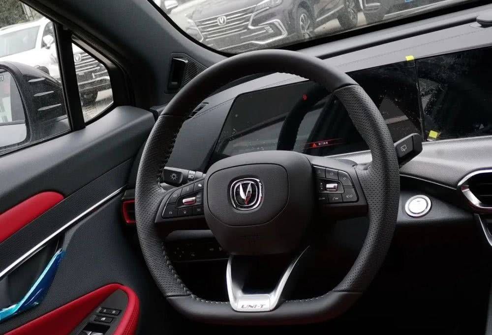  「成本」静态体验长安uni-t：高成本运动跨界车，哪一款95不喜欢