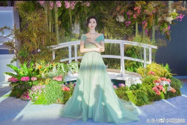 范冰冰点赞微博，疑声援冯小刚，网友：太虚伪，别拿孩子当挡箭牌