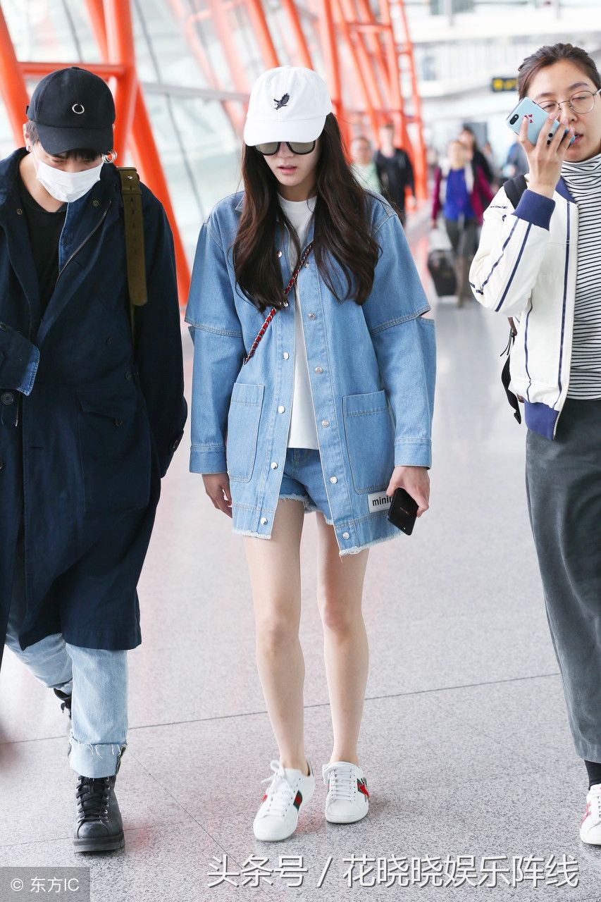 女神迪丽热巴街拍超美，网友:大白腿抢镜了!