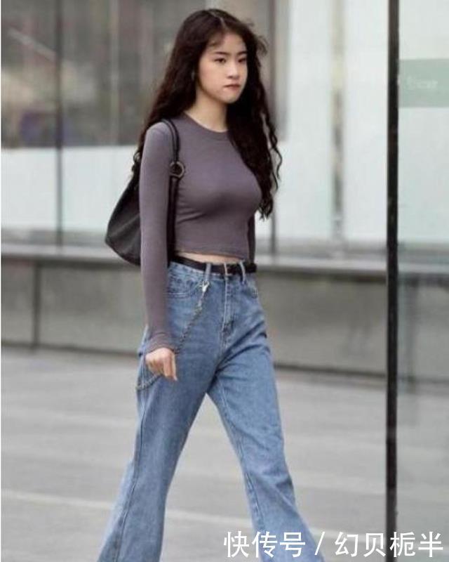 凸显@路人街拍,姑娘特别的潮流,搭配高跟鞋凸显女人味