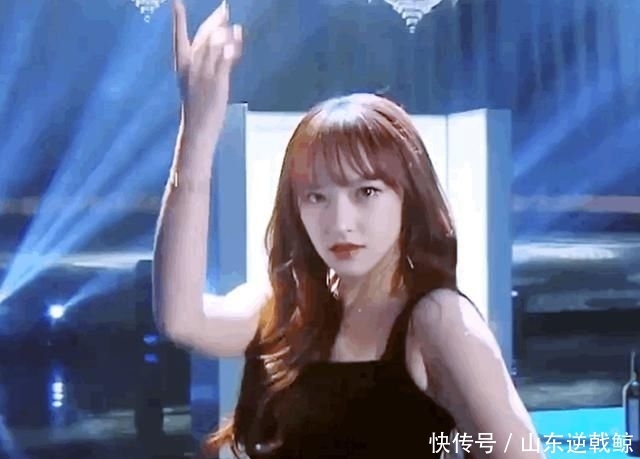 程潇@杜海涛和程潇跳舞，画面太过暧昧，程潇伸腿那刻看出身材多绝！