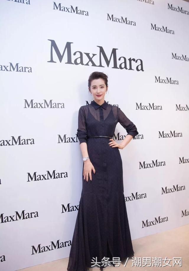 李冰冰大玩湿发诱惑，红唇妩媚，穿吊带上衣尽显玲珑曲线