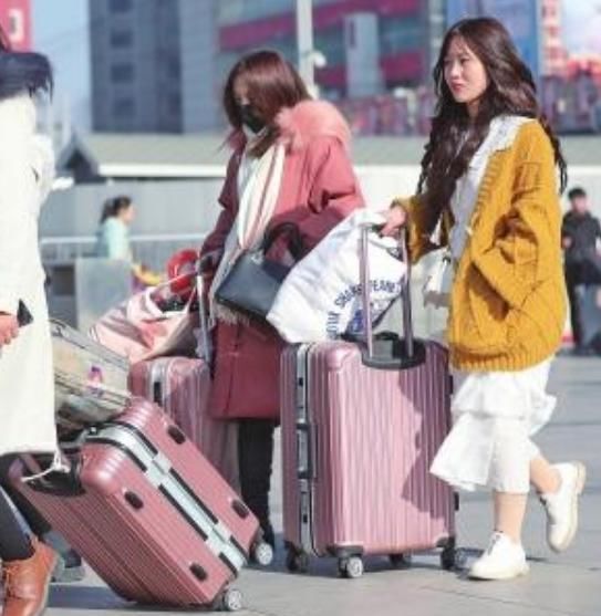 去坐火车才发现，行李箱不流行了！瞧年轻人这样带，连老外都效仿