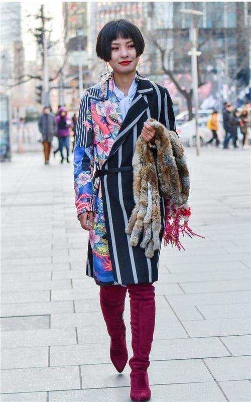 街拍：姑娘爱美，她们更喜欢抓拍的自然美