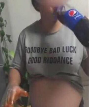 孕妇怀孕期间 ,喝酒吃烧烤 ,喝饮料吃方便面，网友说：不配当妈