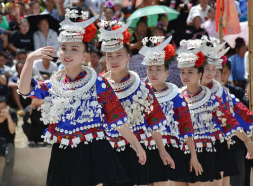 去苗寨旅行，苗族姑娘递给你一块布，导游：千万不要接！