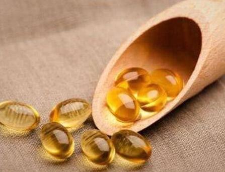 护士长退休前透露，每晚用维生素E加它擦脸，祛斑不比激光差