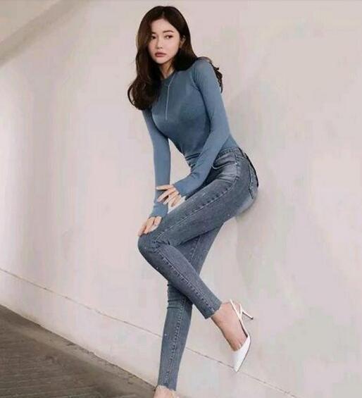 紧身牛仔裤凸显美女迷人身材，展现的气质非凡，美的让人窒息！
