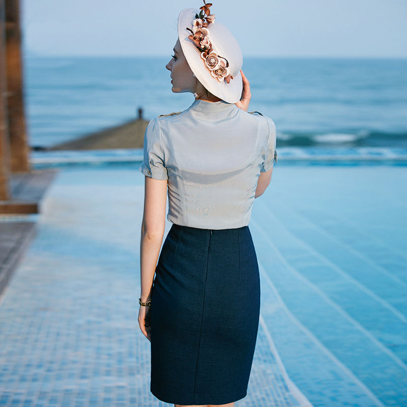 42老婆，从不穿妈妈装!三伏天穿这种素雅裙，年轻不止十岁