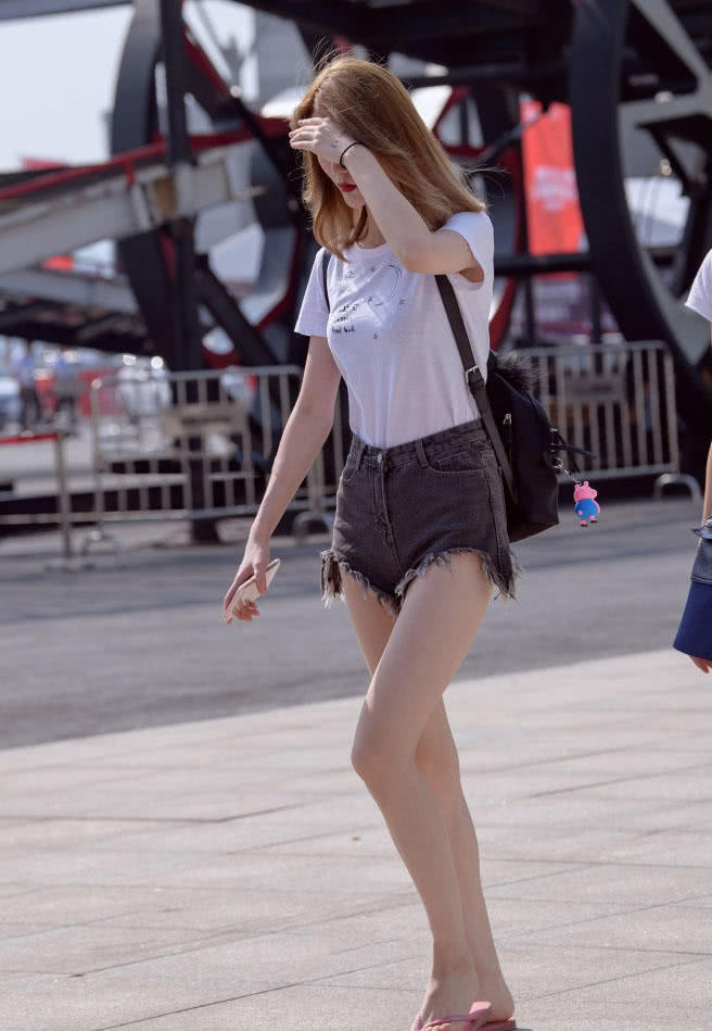 皮肤白皙的小姐姐热裤显露出逆天大长腿，真是让人羡慕