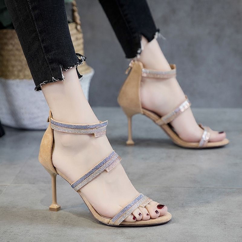 玉足配美鞋!穿细高跟鞋的女人最美了，显出大长腿，美得与众不同