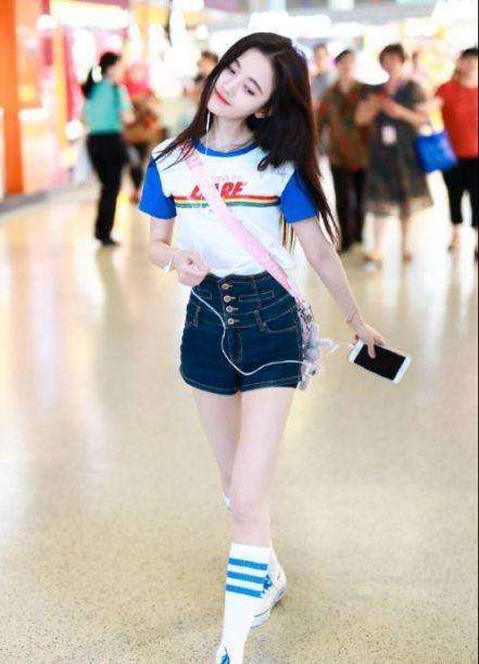 鞠婧祎短裤穿这么高, 勒得安全裤都挤出来了, 网友: 不尴尬吗?