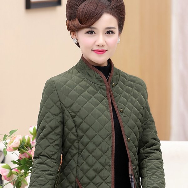 新颖又不贵的秋装妈妈外套，时髦又减龄，穿出时尚感