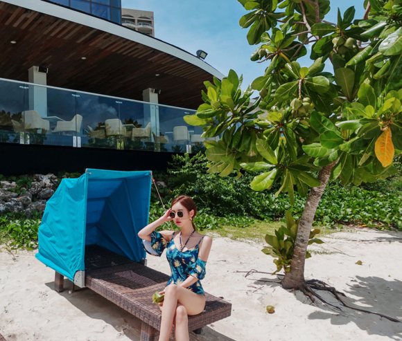 女神孙允珠，枯藤蓝叶梦幻夏威夷绑带泳装