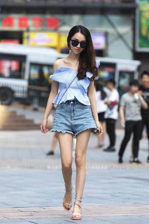 偶遇美女，清纯秀丽秀色可餐，身材是真的美！