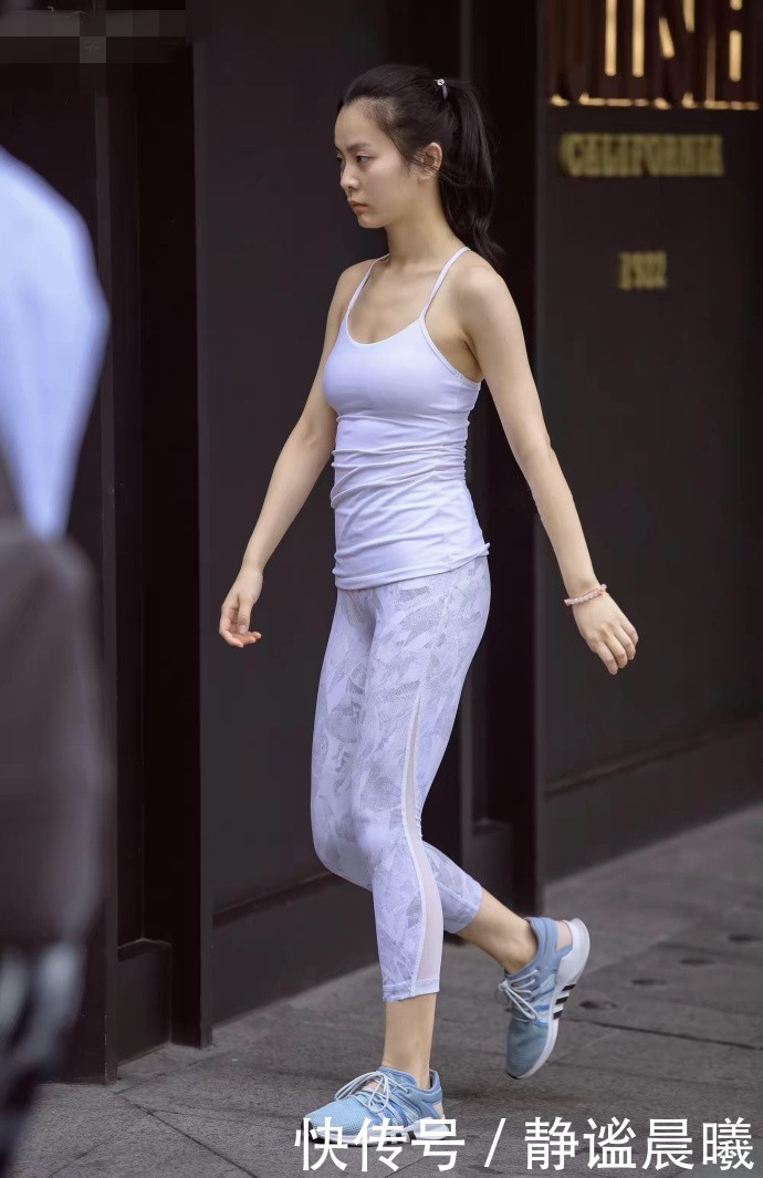 时尚美拍：青春优雅的紧身裤美女，高挑曼妙的身姿，十分撩人！