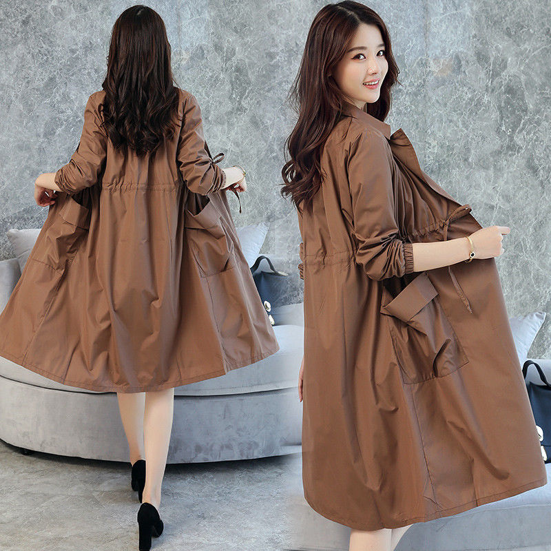 牛仔裤落伍了!今秋流行薄风衣+小脚裤，老婆和妈妈一口气买3件