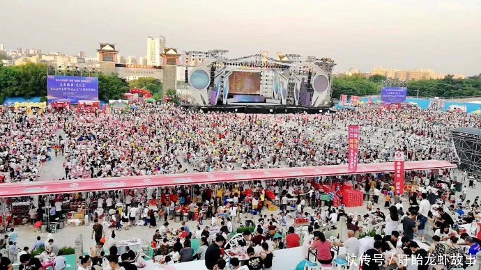 2018年6月13日盱眙万人龙虾宴,5万虾粉食客一