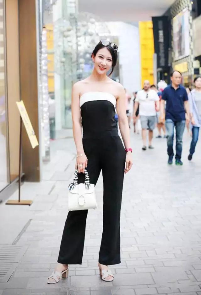 街拍女孩：高贵漂亮皮肤柔嫩，身材均匀有致！